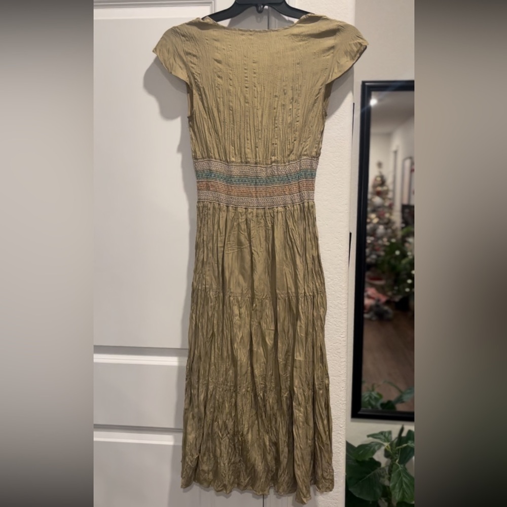 To The Max Silk Wrinkled Design V-neck Short Sleeve Tan Dress size 8